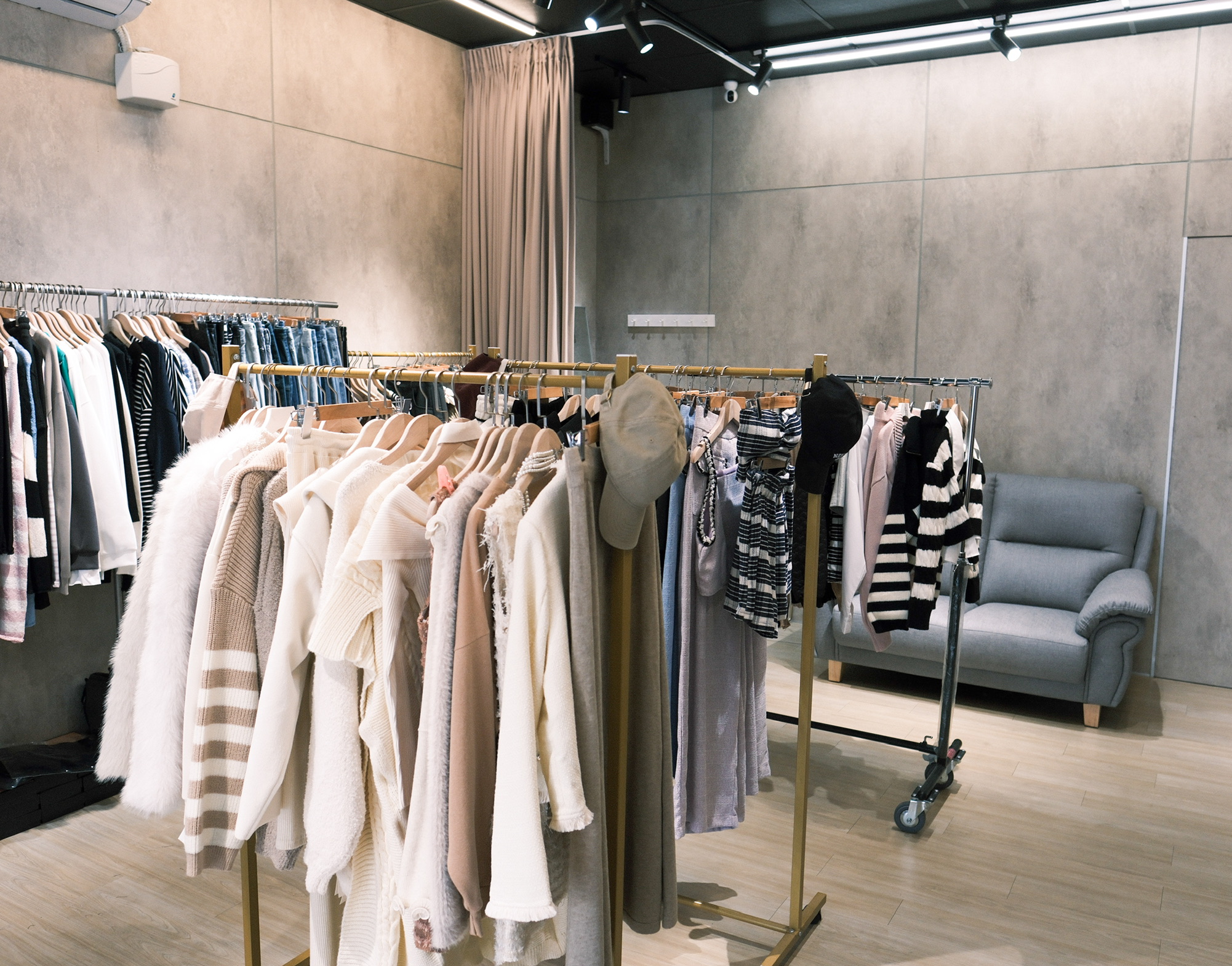 me.studio 店內衣架與休息區