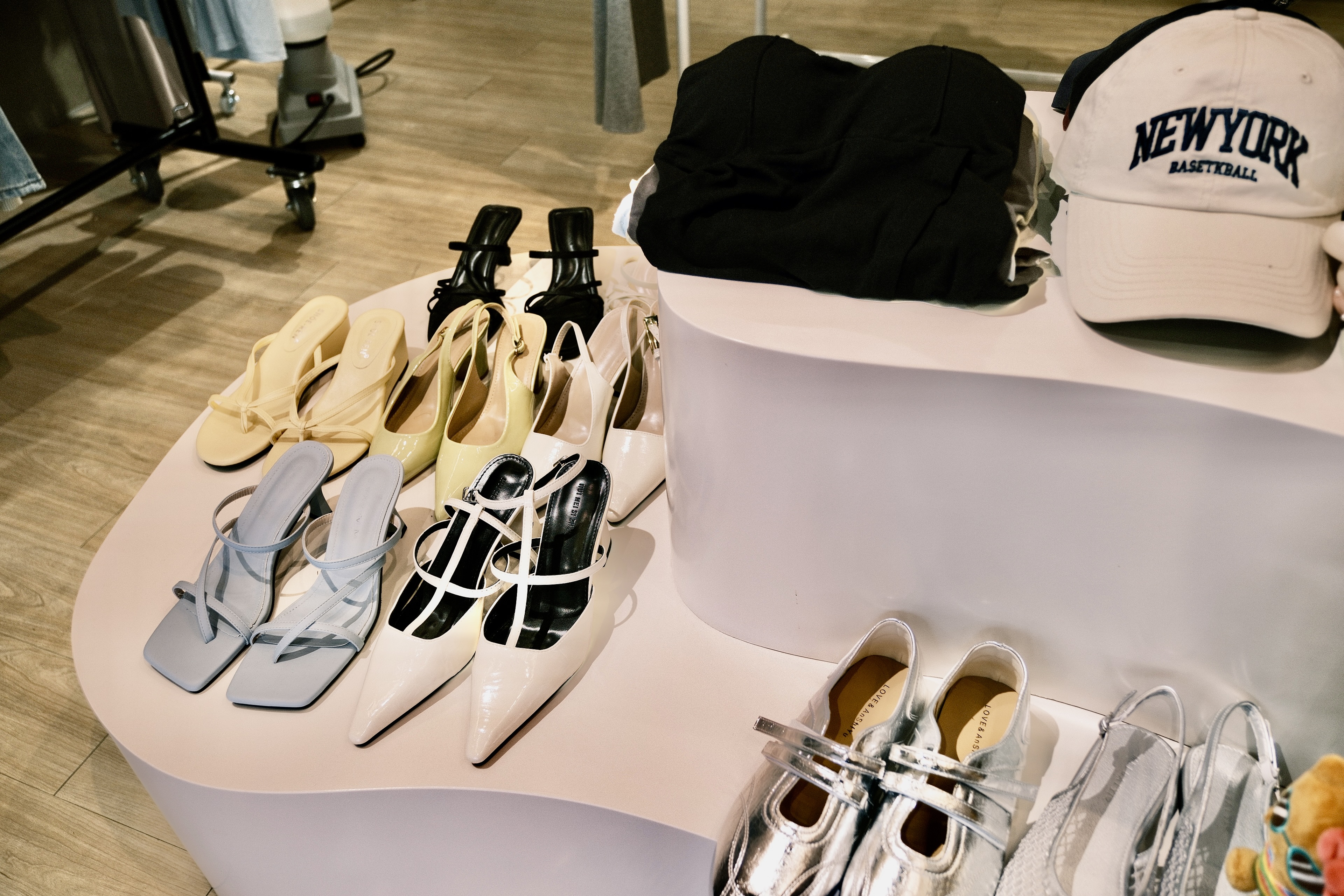me.studio 鞋款與帽款配件展示桌